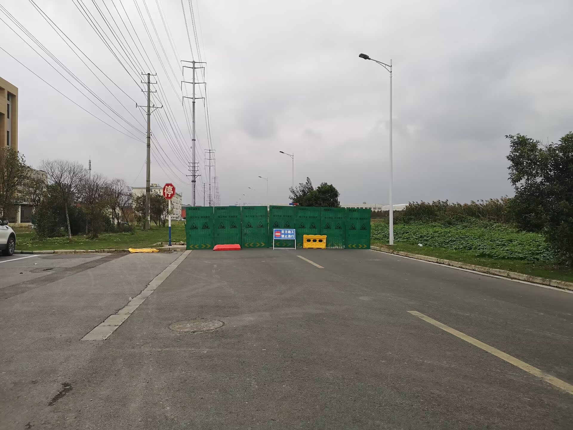 厂门口的路维修牌子挂了一个星期了，没有见到一个施工人员