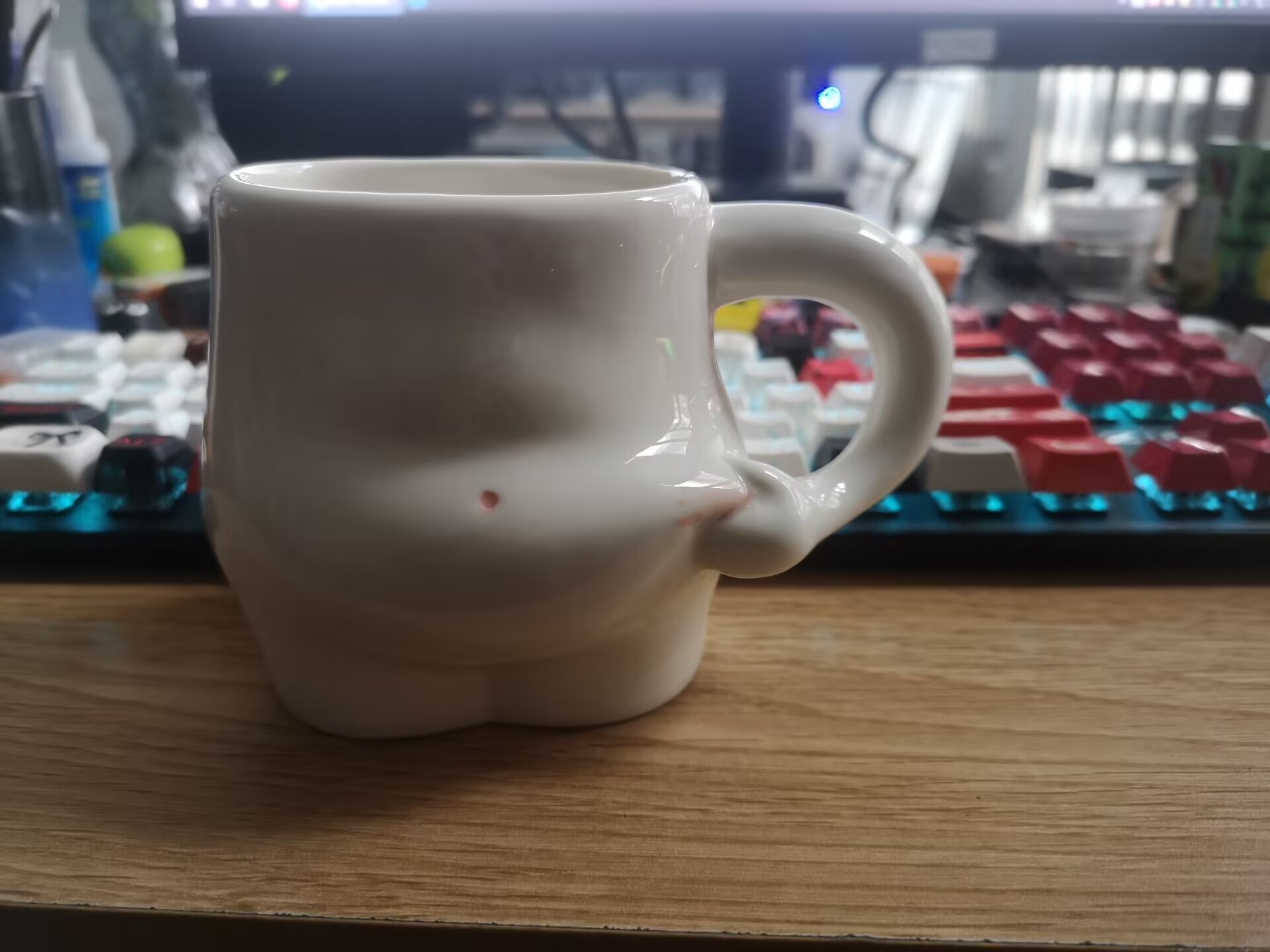 一个朋友去越南上班了，嘴上说去那里瘦了。其实还是多了七斤肉