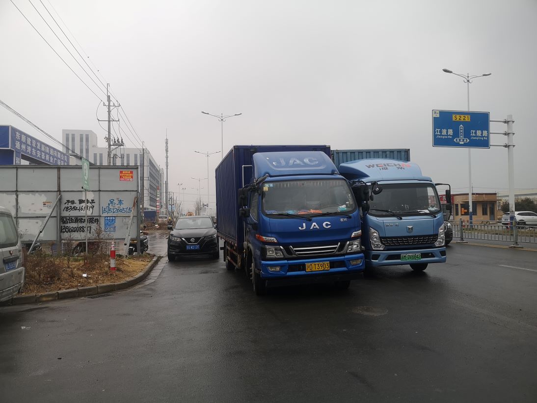 通州湾东安大道东安荟二期门口大车挡道